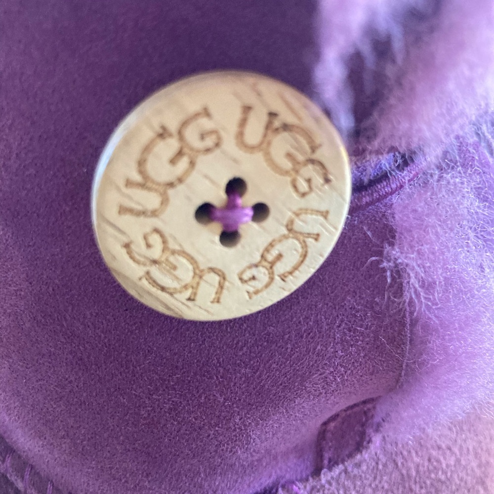 UGG BAILEY BUTTON CLASSIC SUEDE BOOTS IN PURPLE (SUGAR PLUM) SHEEPSKIN, SIZE 6 - Picture 8 of 16